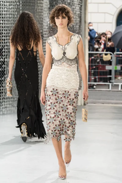 Look 10